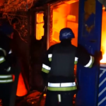 Ucraina, bombe su Zaporizhzhia: il video di un villaggio in fiamme