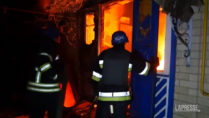 Ucraina, bombe su Zaporizhzhia: il video di un villaggio in fiamme
