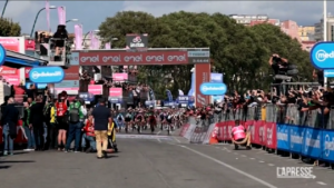 Giro d’Italia, Pedersen brucia tutti in volata a Napoli
