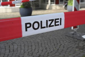 Germania, spari in stabilimento Mercedes: due morti