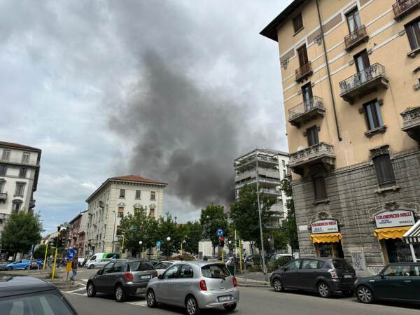 Milano, esplosione in centro: nuvola nera in città