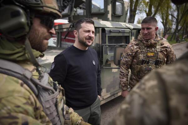 Il presidente ucraino Volodymyr Zelensky in visita alle truppe ad Avdiivka
