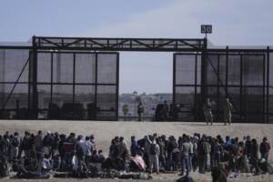 Migranti colombiani cercano di passare il confine che divide Messico e Usa