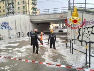 Maltempo, strade allagate a Firenze e bomba d’acqua a Pesaro