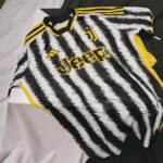 Juventus, svelata la maglia 2023/24: bande gialle su bianconero