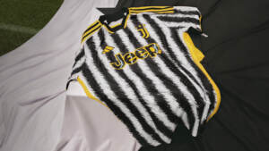 Juventus, svelata la maglia 2023/24: bande gialle su bianconero
