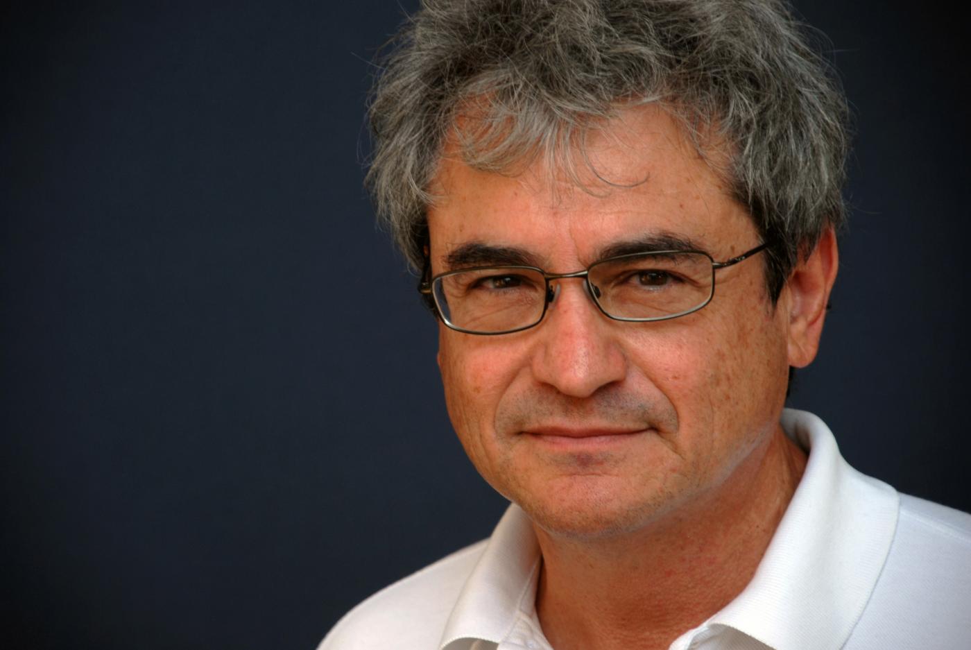 Caso Rovelli, passo indietro di Levi: “Rinnovo l’invito”