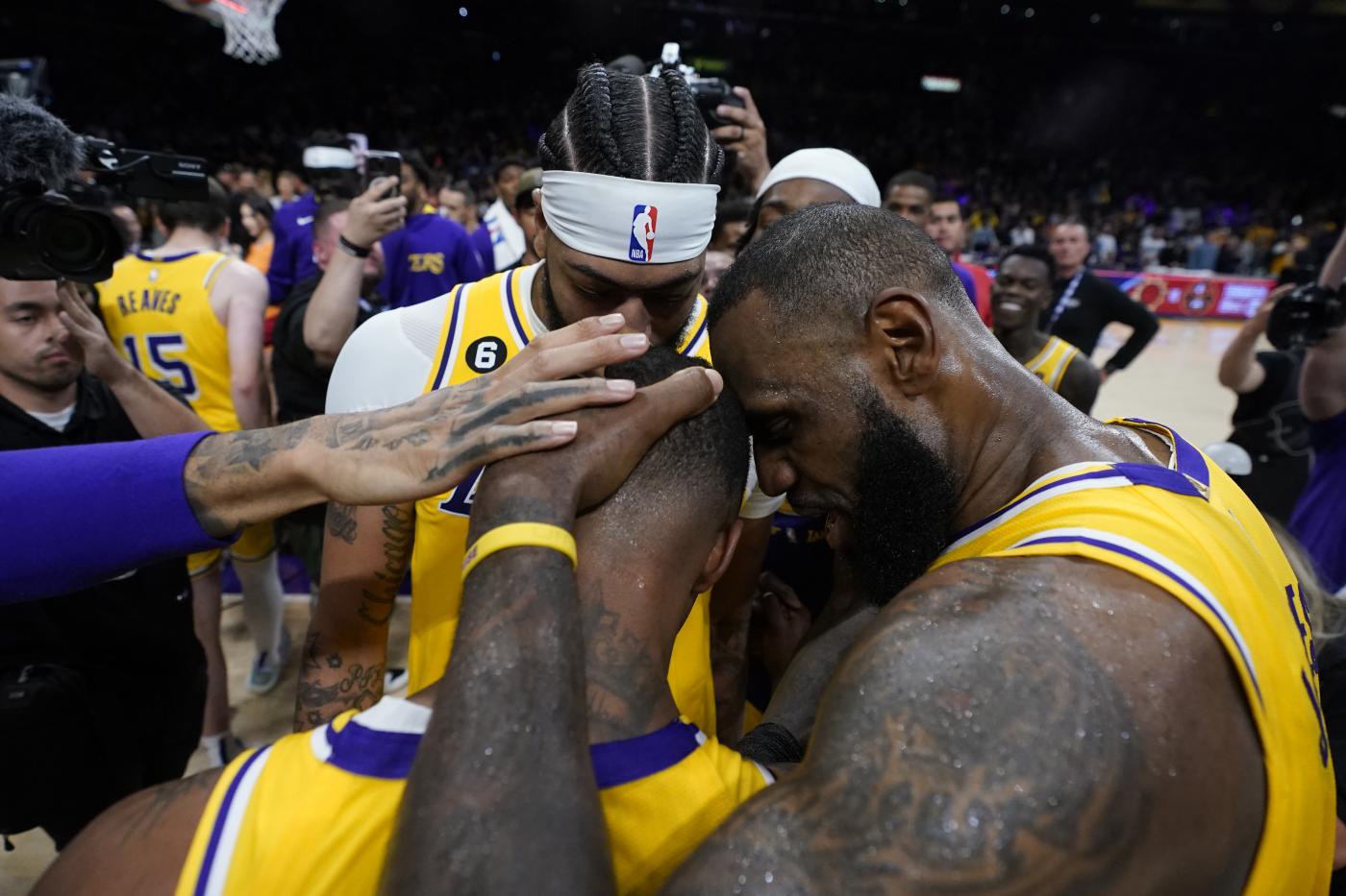 Playoff Nba, i Lakers in finale a Ovest: LeBron elimina Curry