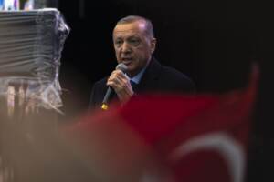 Recep Tayyip Erdogan parla ai suoi sostenitori durante un comizio elettorale a Istanbul