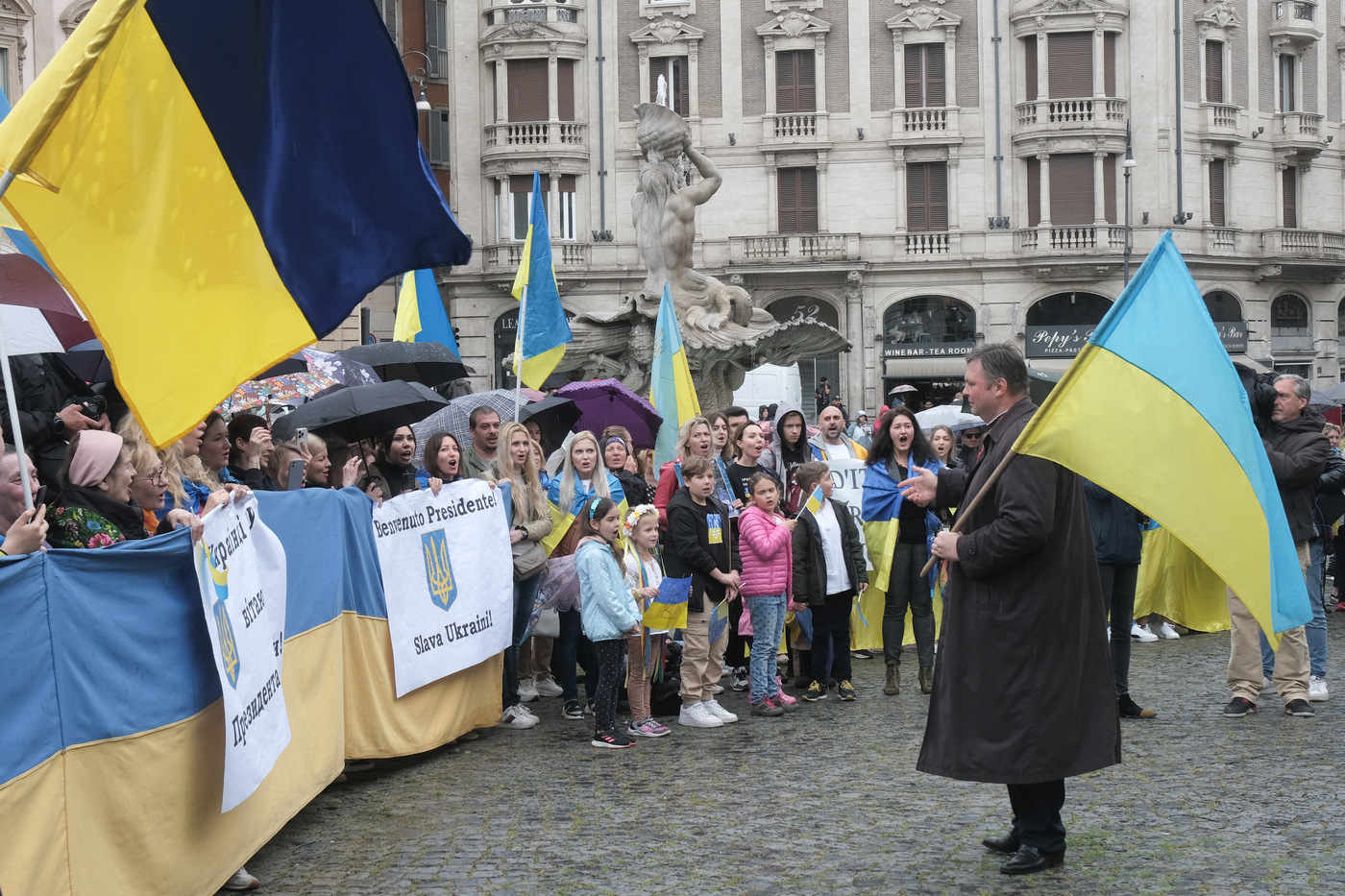 In Piazza Barberini sit-in per Zelensky sulle note di ‘Bella ciao’