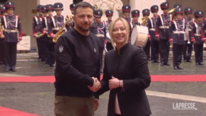 Zelensky a Palazzo Chigi, l’abbraccio e la stretta di mano con la premier Meloni