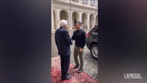 Zelensky al Quirinale, stretta di mano con Mattarella