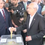 Turchia, Kemal Kilicdaroglu al seggio per votare