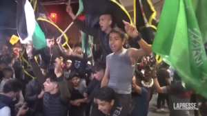 Medioriente, i palestinesi festeggiano il cessate il fuoco con Israele