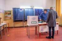 Elezioni Regionali Lombardia , cittadini al voto al seggio di Via della Spiga