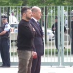 Ucraina, Zelensky a Berlino incontra Scholz: sorrisi e strette di mano