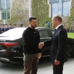 Ucraina, Scholz riceve Zelensky in Cancelleria con onori militari