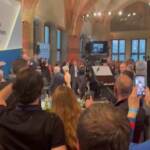 Ucraina, standing ovation e applausi per Zelensky ad Aquisgrana