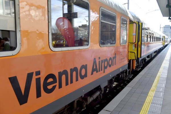 Austria, discorsi Hitler da altoparlanti treno: 2 denunciati