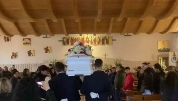 Foggia, i funerali della 16enne uccisa dal padre