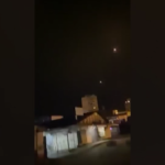Ucraina, Kiev sotto attacco: il cielo illuminato dai bombardamenti russi