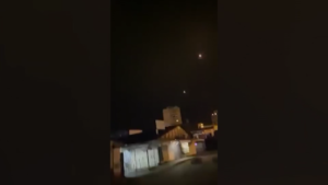 Ucraina, Kiev sotto attacco: il cielo illuminato dai bombardamenti russi