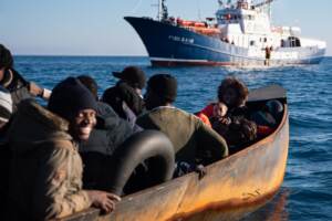 La NGO Aita Mari soccorre dei migranti al largo di Lampedusa