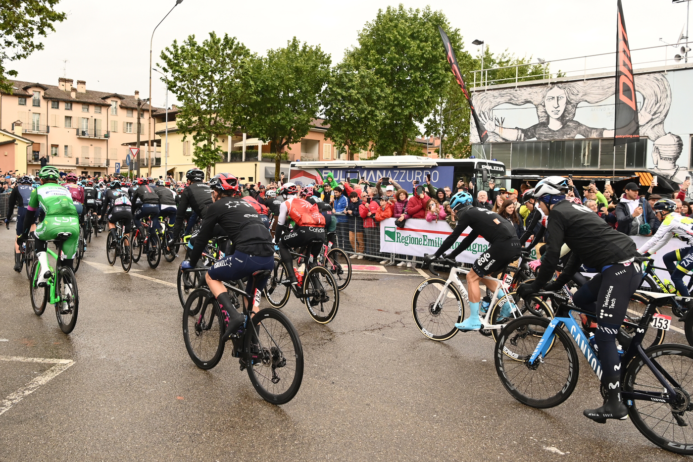 Giro d’Italia, a Viareggio vince Nielsen tra caos e ritiri