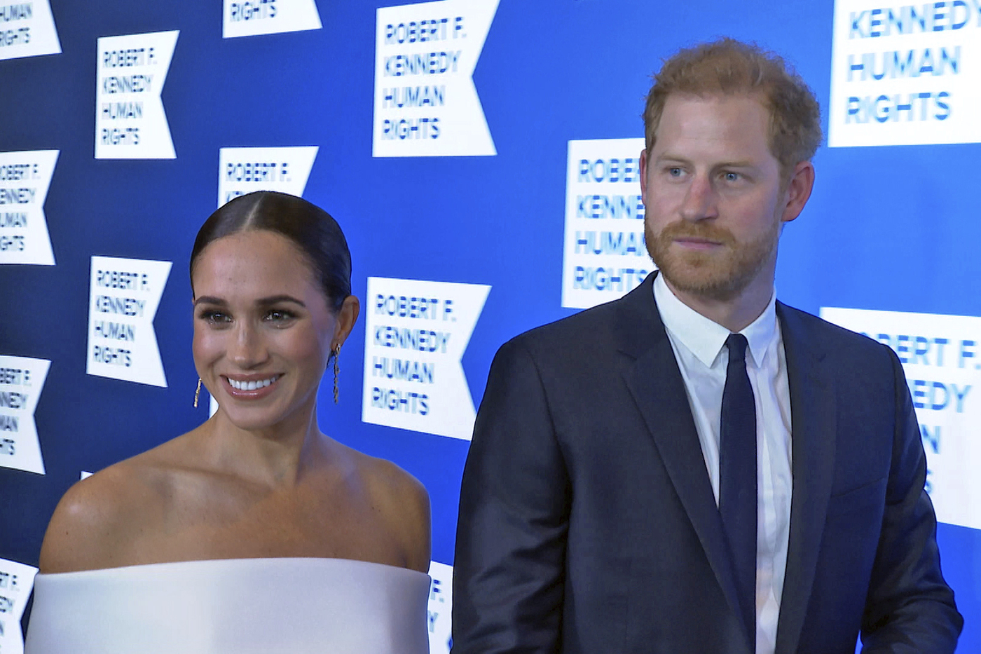 Harry e Meghan, inseguiti da paparazzi rischiano incidente in auto