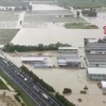Maltempo in Emilia-Romagna, l’autostrada allagata vista dall’alto