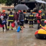 Maltempo, a Forlì esercito e vigili soccorrono famiglie con bambini