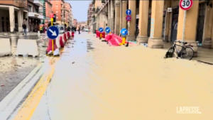 Maltempo a Bologna, via Saffi allagata
