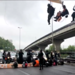 Clima, attivisti Ultima Generazione si calano da cavalcavia a Roma