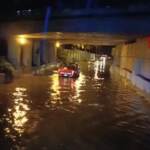 Napoli, automobilisti soccorsi sotto ponte autostradale allagato