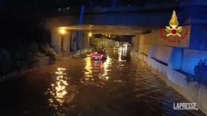Napoli, automobilisti soccorsi sotto ponte autostradale allagato