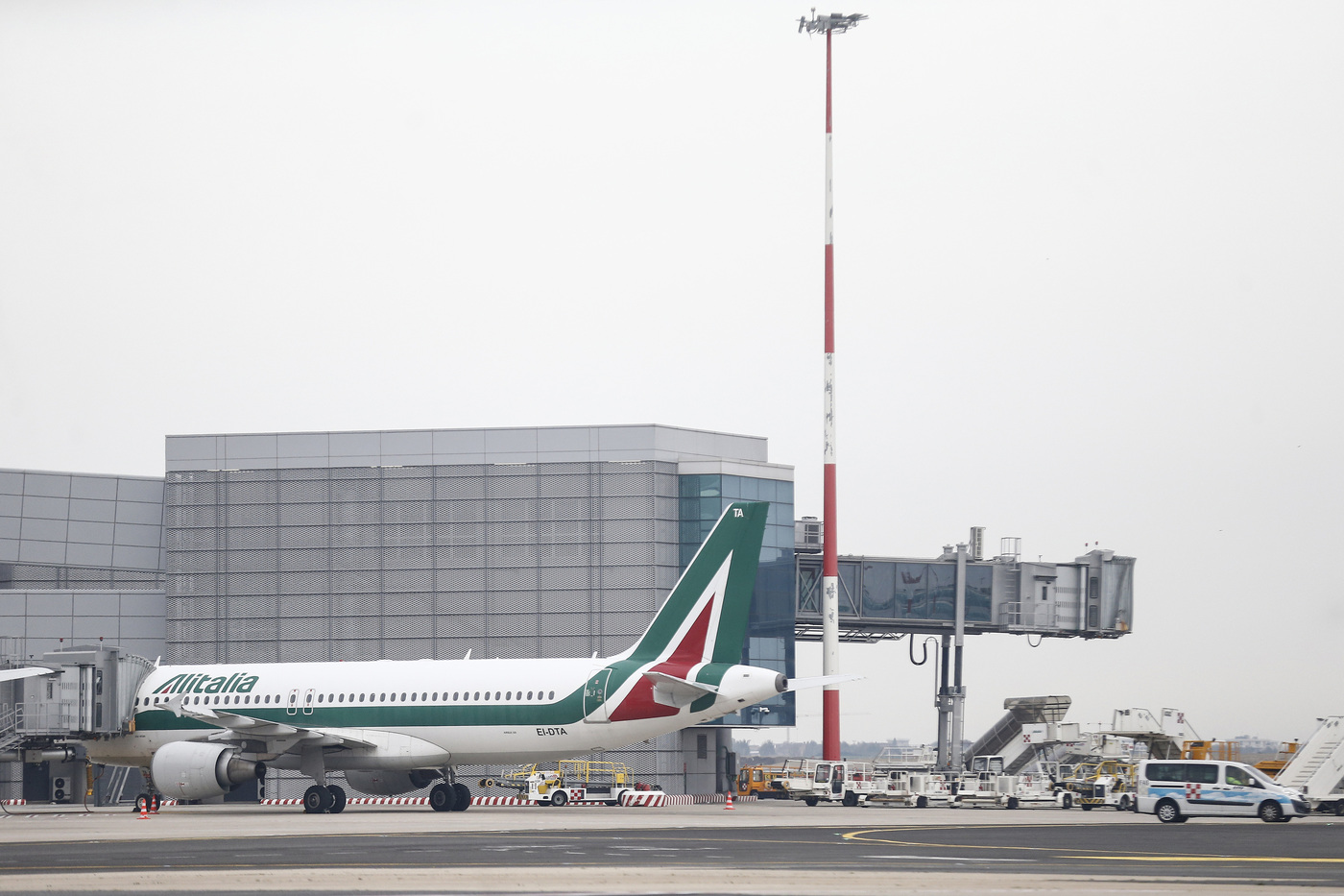Sciopero aereo rinviato dopo ondata maltempo