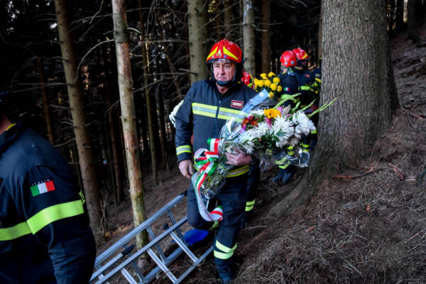 Strage funivia Mottarone, le operazioni di rimozione con elicottero della cabina precipitata