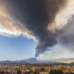 Attività esplosiva sull’Etna, allerta