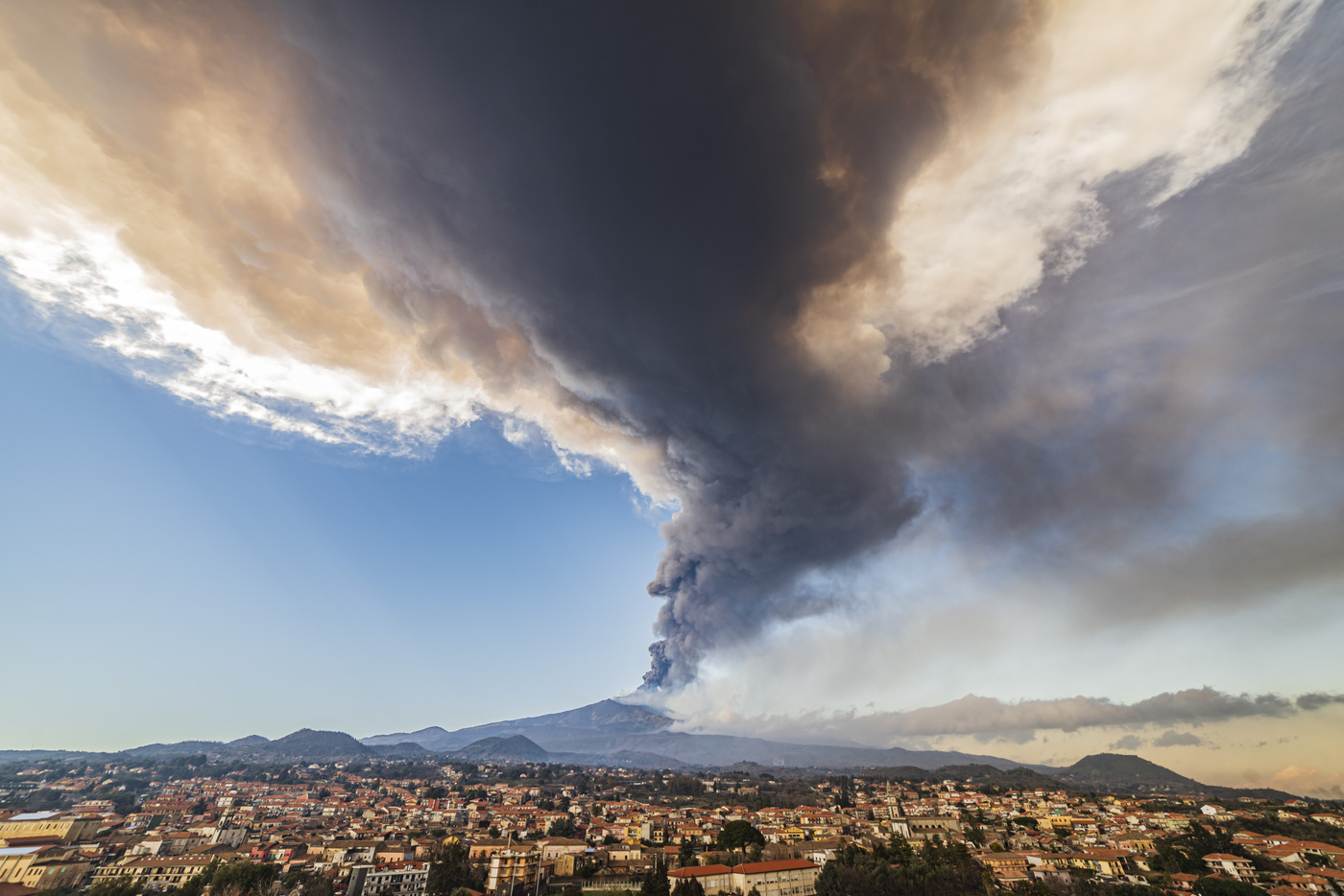 Attività esplosiva sull’Etna, allerta