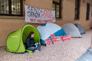 Bologna, la protesta in tenda degli studenti per il caro affitti e mancanza di alloggi