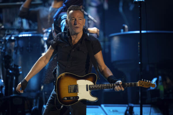 Bruce Springsteen, il concerto si farà: polemica sui social dopo l’ondata di maltempo