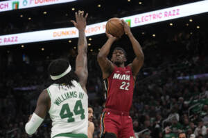 Basket, playoff Nba: i Miami Heat battono Boston in gara 1
