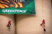 Greenpeace in azione nel porto di Ravenna contro la massiccia importazione di soia