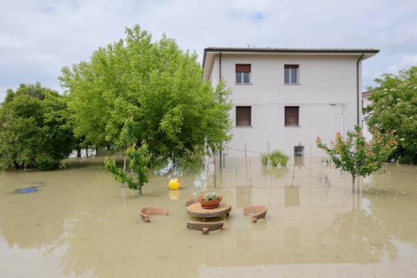 Maltempo Bologna, palestre utilizzate per raccogliere gli evacuati e case allagate