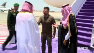 Zelensky in Arabia Saudita, le immagini del suo arrivo a Gedda
