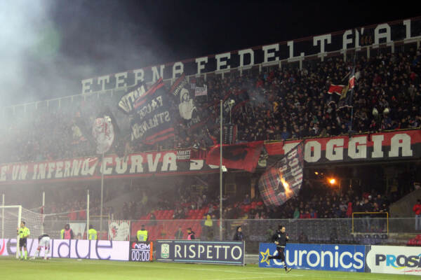 Calcio, violento assalto dei tifosi al bus del Foggia