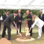 G7, i leader piantano alberi nel parco della pace a Hiroshima