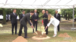 G7, i leader piantano alberi nel parco della pace a Hiroshima