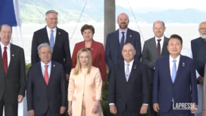 G7, foto di gruppo a margine del vertice di Hiroshima