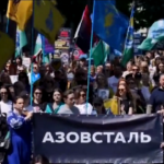 Kiev, centinaia in marcia a un anno dalla caduta di Azovstal